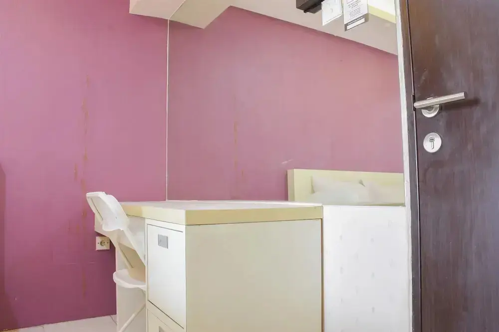 Джакарта: Homey and Simply Studio Room at Kebagusan City Apartment
