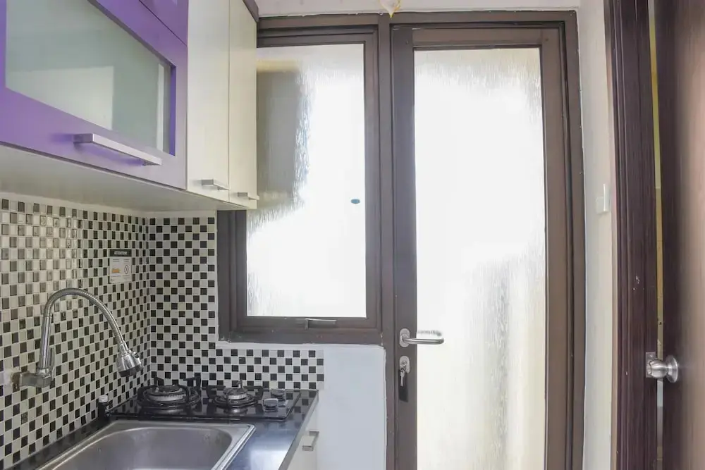 Джакарта: Homey and Simply Studio Room at Kebagusan City Apartment