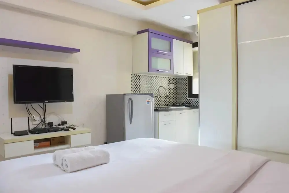 Джакарта: Homey and Simply Studio Room at Kebagusan City Apartment