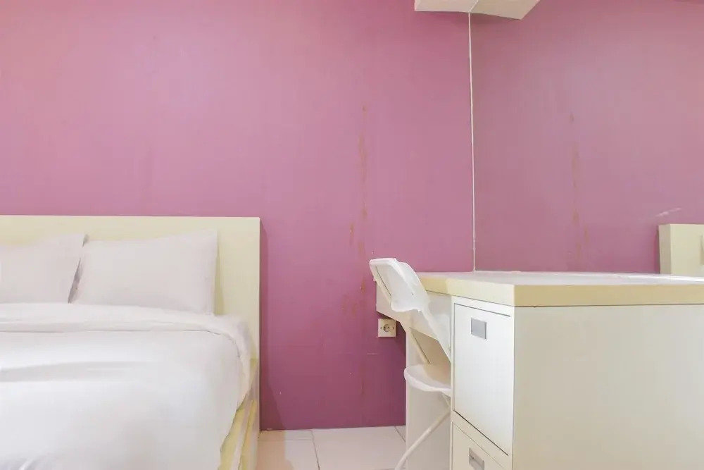 Джакарта: Homey and Simply Studio Room at Kebagusan City Apartment