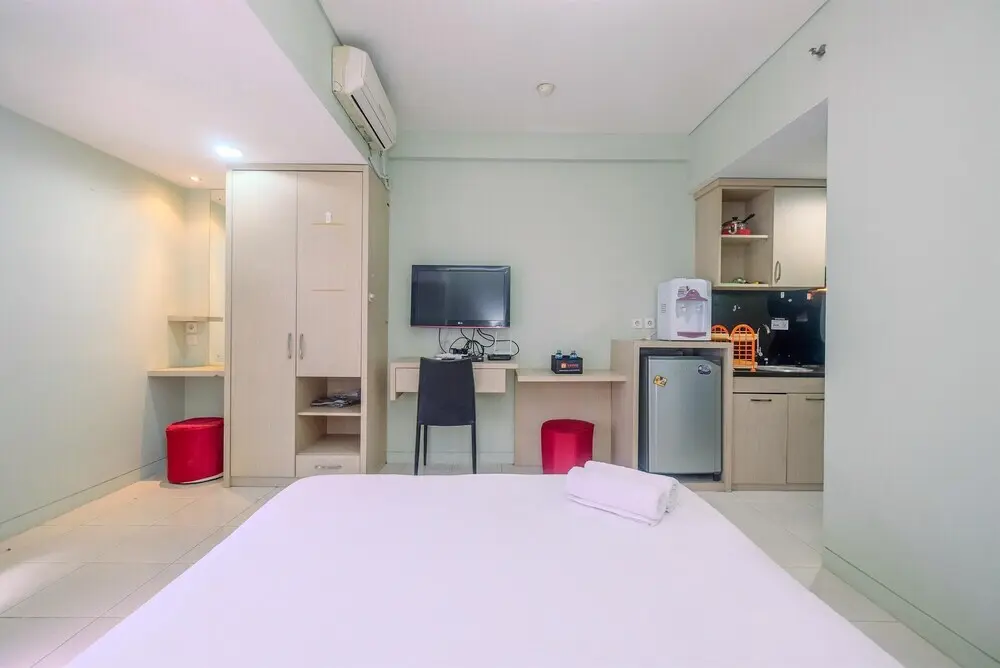 Джакарта: Cozy and Simply Studio at Tamansari Sudirman Apartment