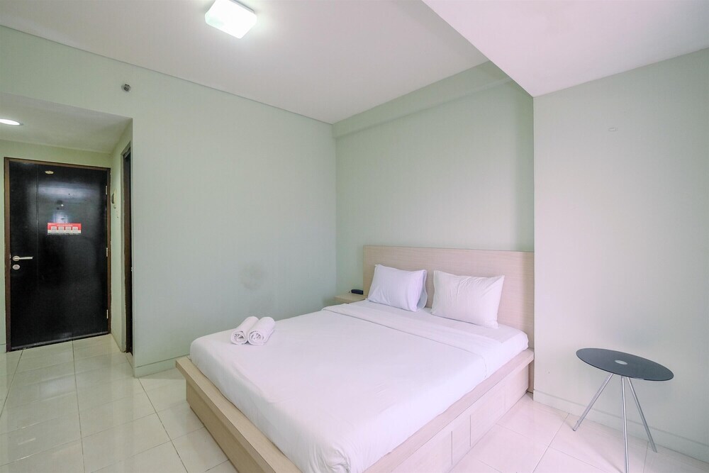Джакарта: Cozy and Simply Studio at Tamansari Sudirman Apartment