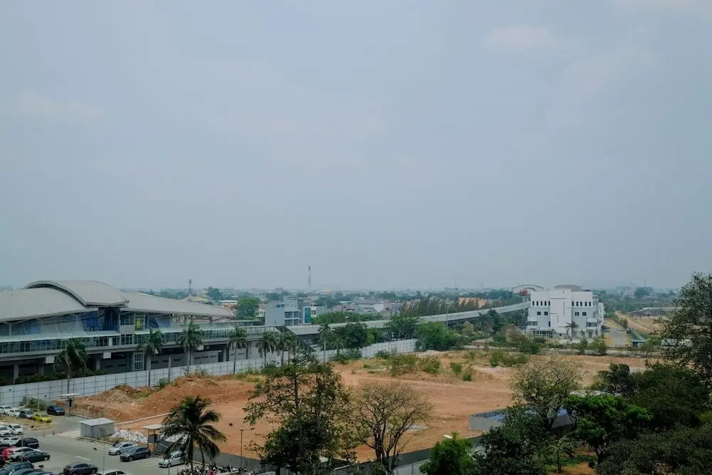 Джакарта: Tifolia Studio Apartment with Double Bed near LRT Station