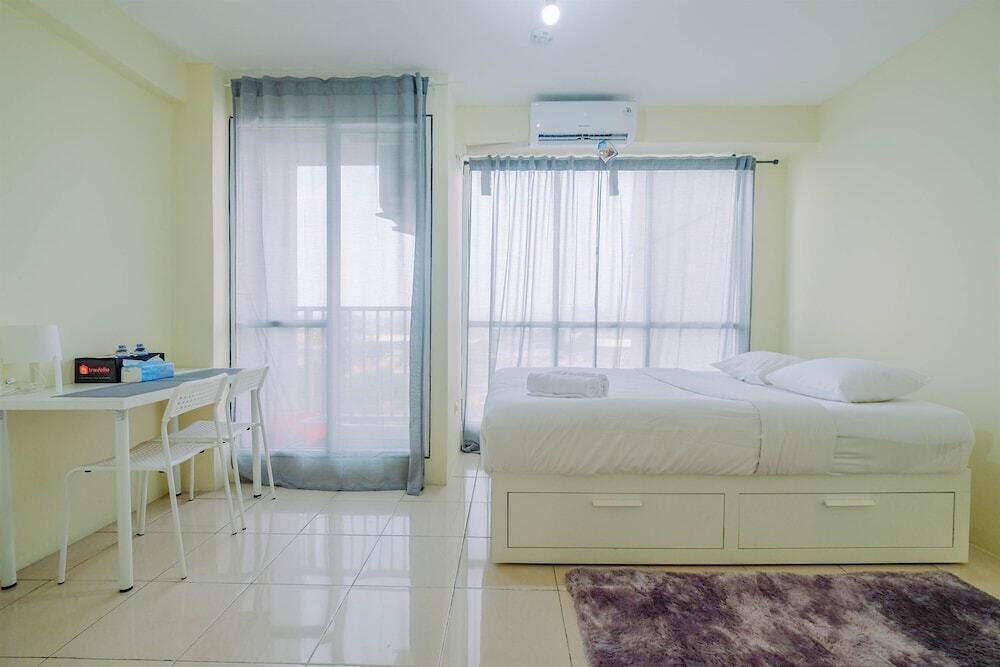 Джакарта: Tifolia Studio Apartment with Double Bed near LRT Station