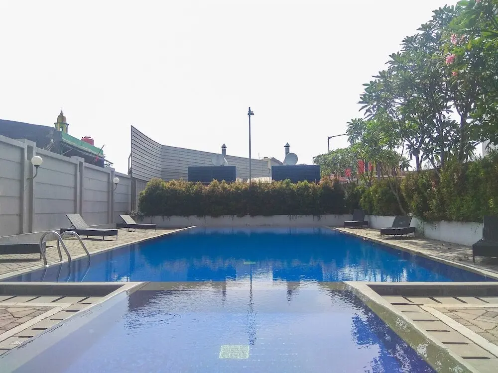Джакарта: Tifolia Studio Apartment with Double Bed near LRT Station