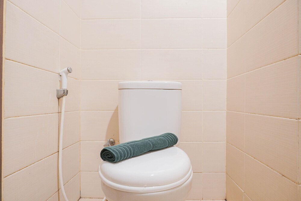 Джакарта: Comfort Living 2Br At Belmont Residence Puri Apartment