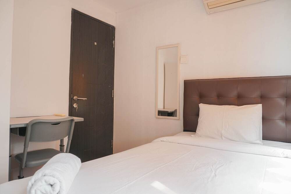 Джакарта: Comfort Living 2Br At Belmont Residence Puri Apartment