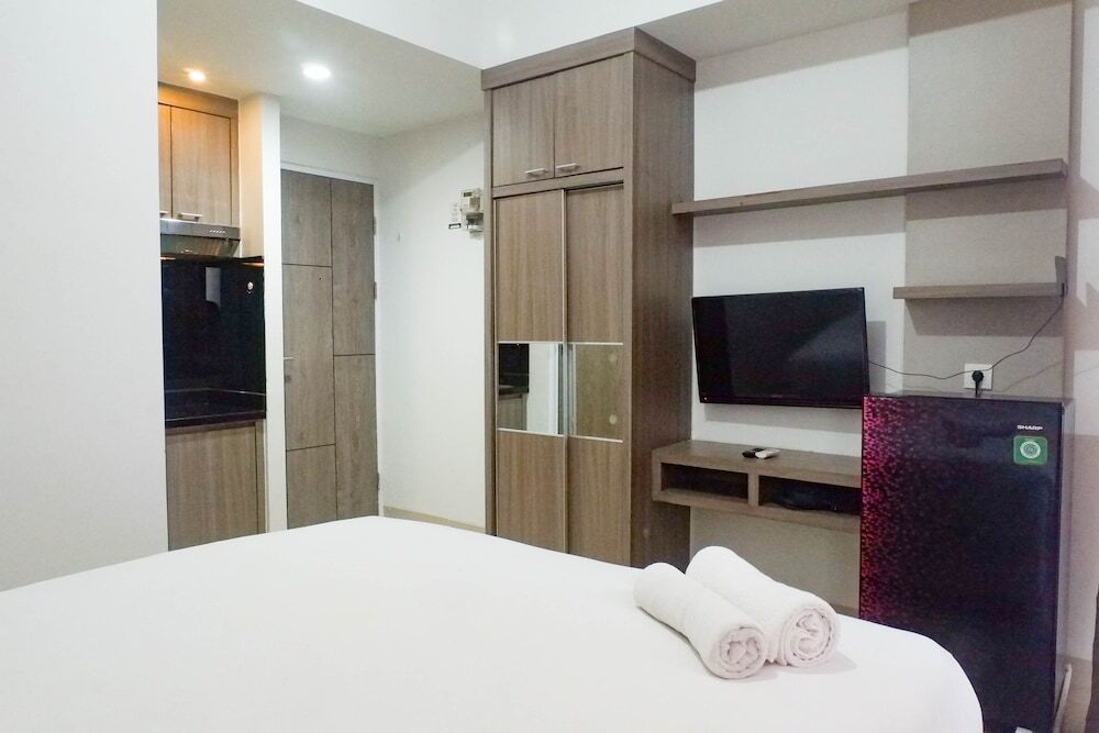 Сурабая: Cozy Living Studio Apartment At Taman Melati