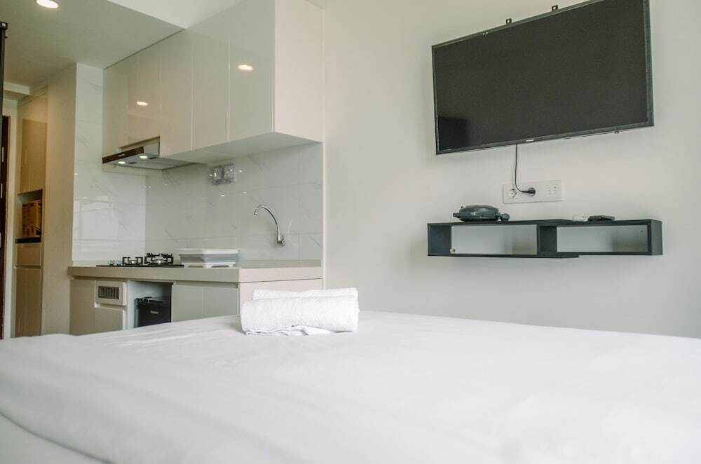 Legok: Comfortable Studio With Pool View At Sky House Bsd Apartment