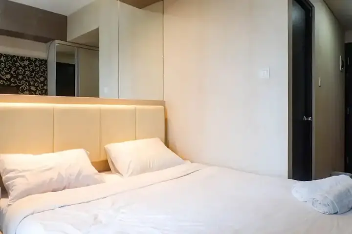 Сурабая: Warm Studio Apartment At Tamansari Papilio