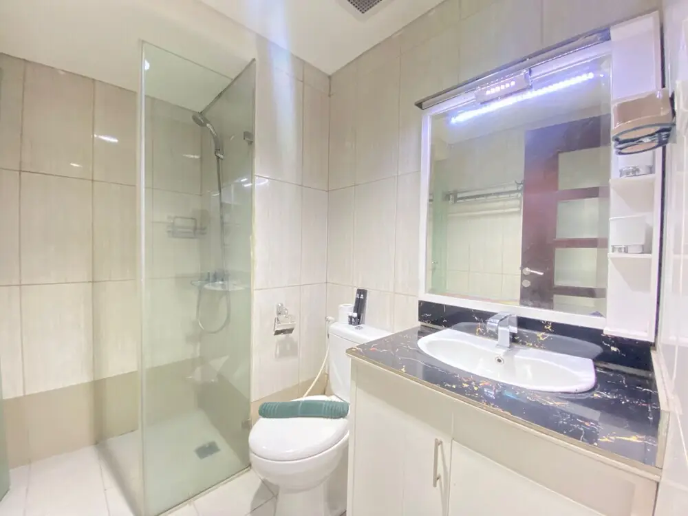 Бандунг: Stylish & Comfy Studio Room No Kitchen at Tamansari La Grande