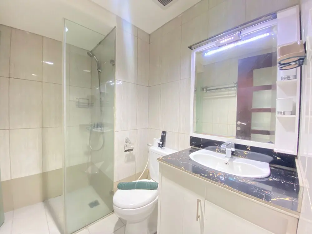 Бандунг: Stylish & Comfy Studio Room No Kitchen at Tamansari La Grande