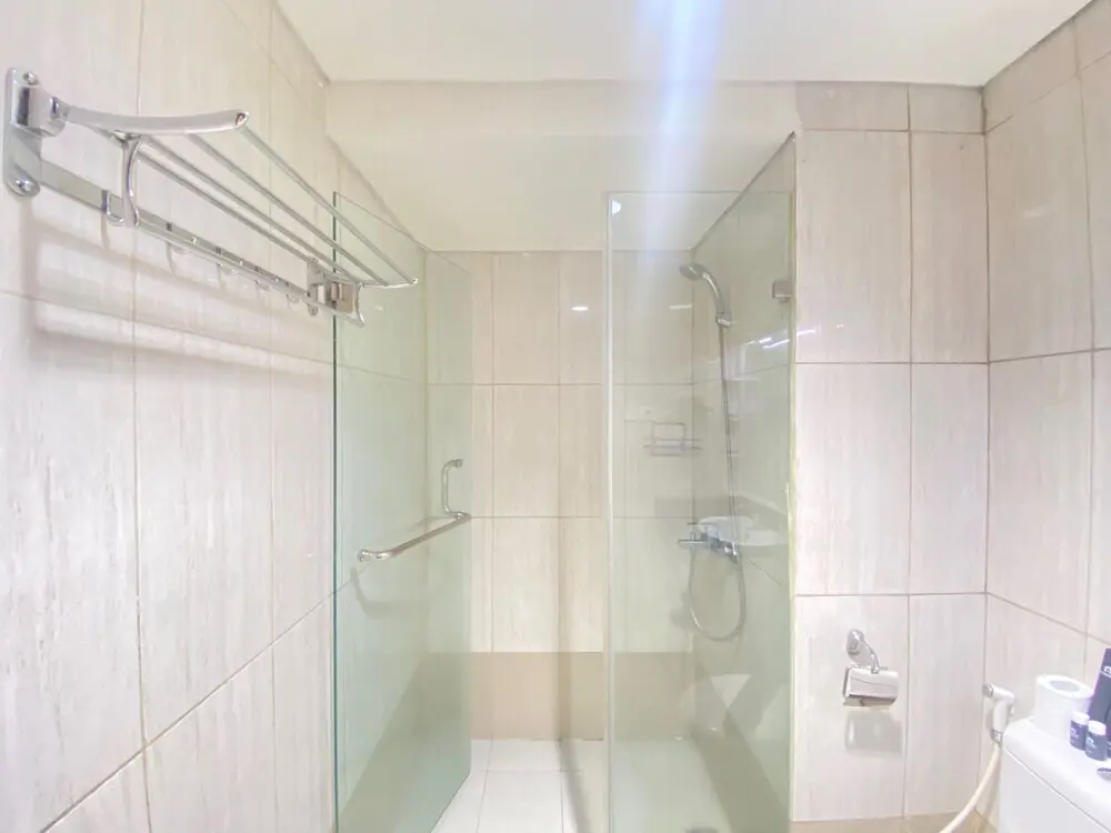 Бандунг: Stylish & Comfy Studio Room No Kitchen at Tamansari La Grande