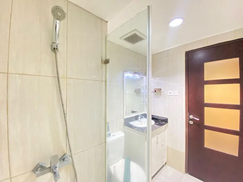 Бандунг: Stylish & Comfy Studio Room No Kitchen at Tamansari La Grande