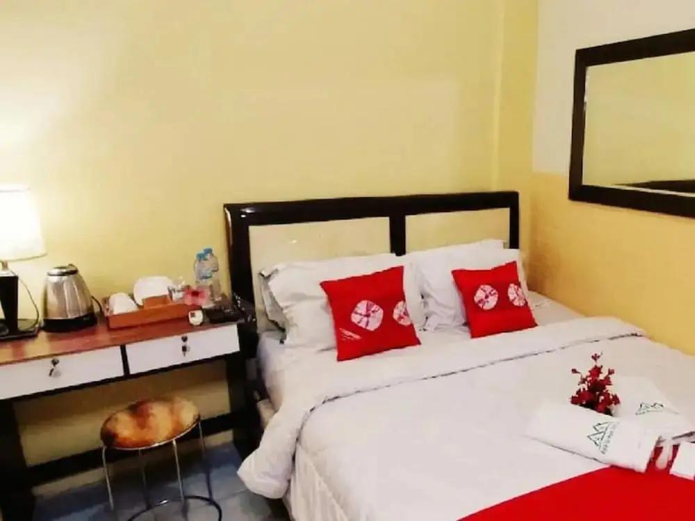 Богор: Charming Deluxe Room With Ac and Wifi