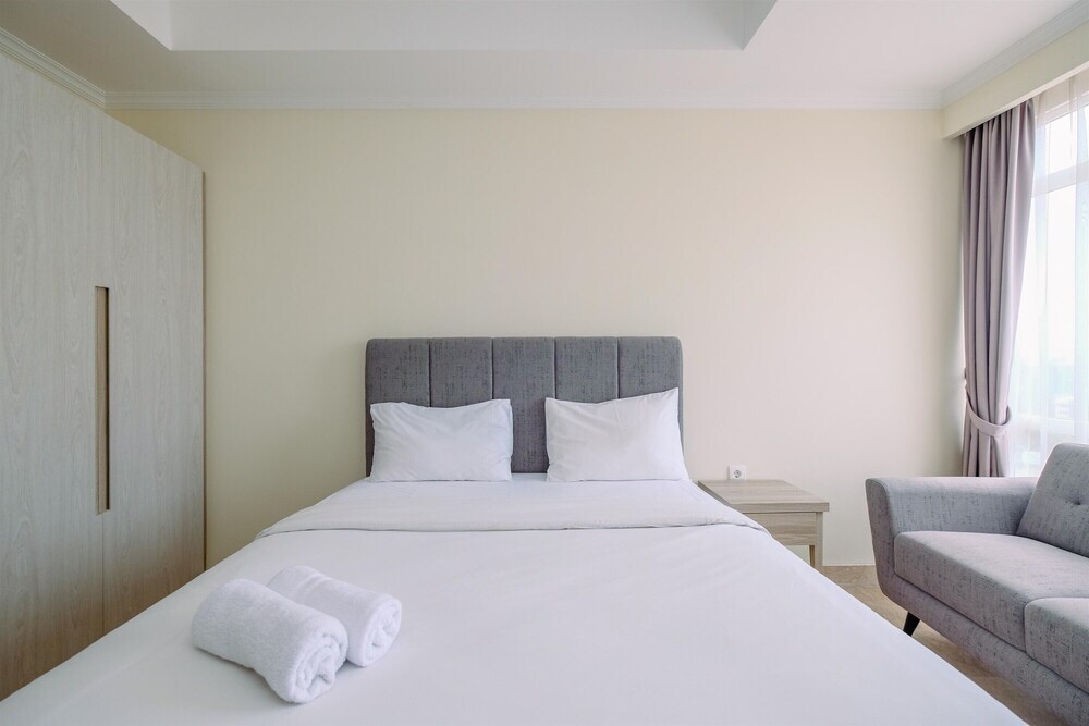 Джакарта: Nice and Comfort Studio at Menteng Park Apartment