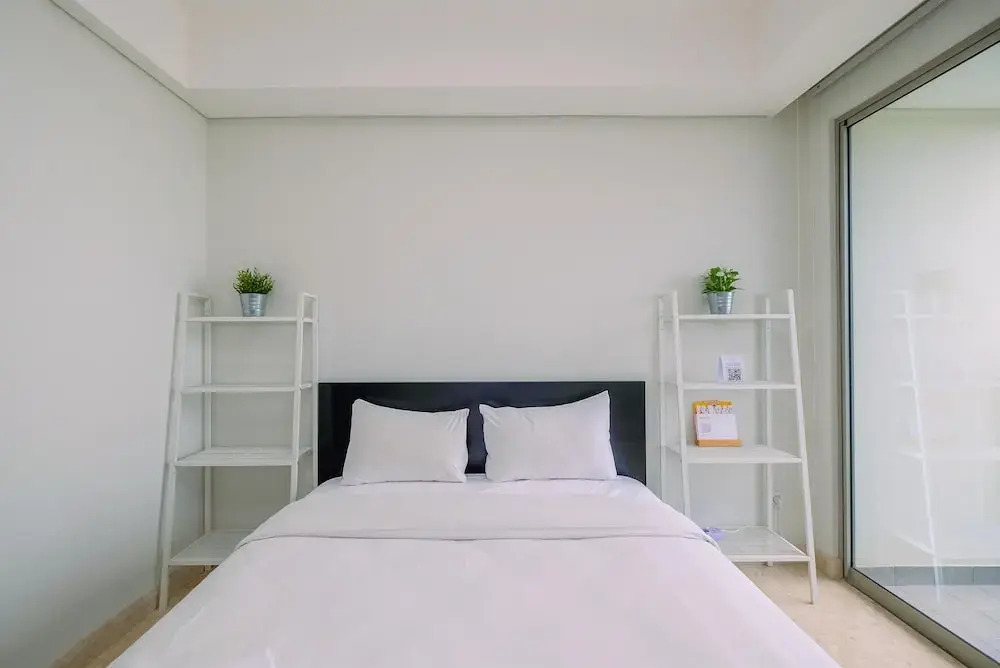 Джакарта: Elegant Studio with Pool and Sea View at Gold Coast Apartment