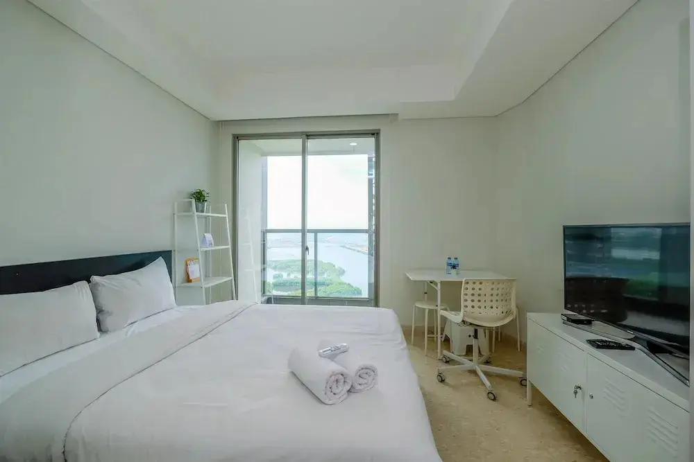 Джакарта: Elegant Studio with Pool and Sea View at Gold Coast Apartment
