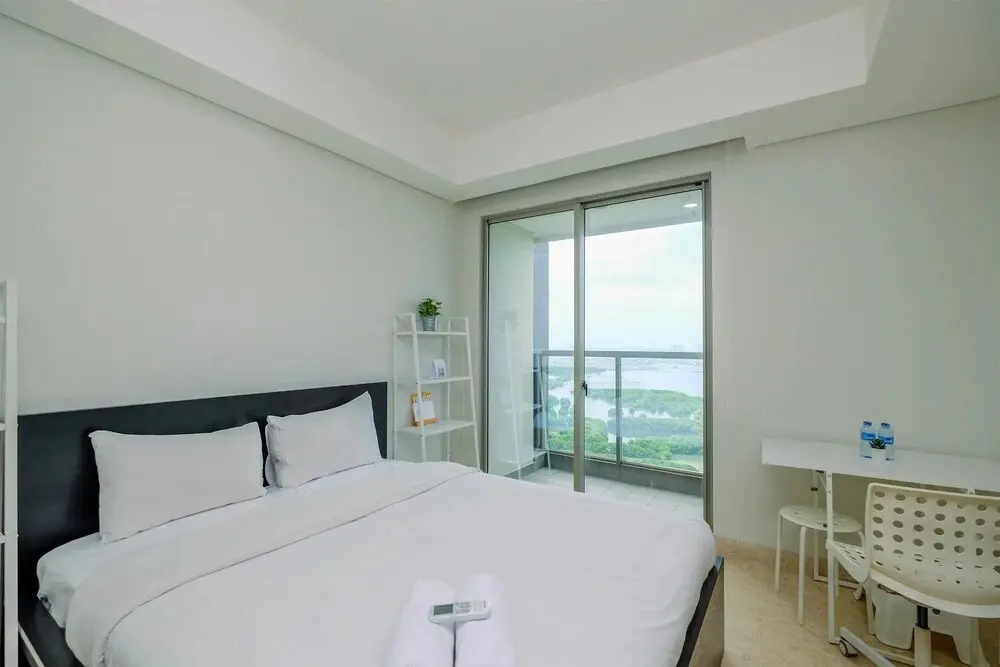 Джакарта: Elegant Studio with Pool and Sea View at Gold Coast Apartment