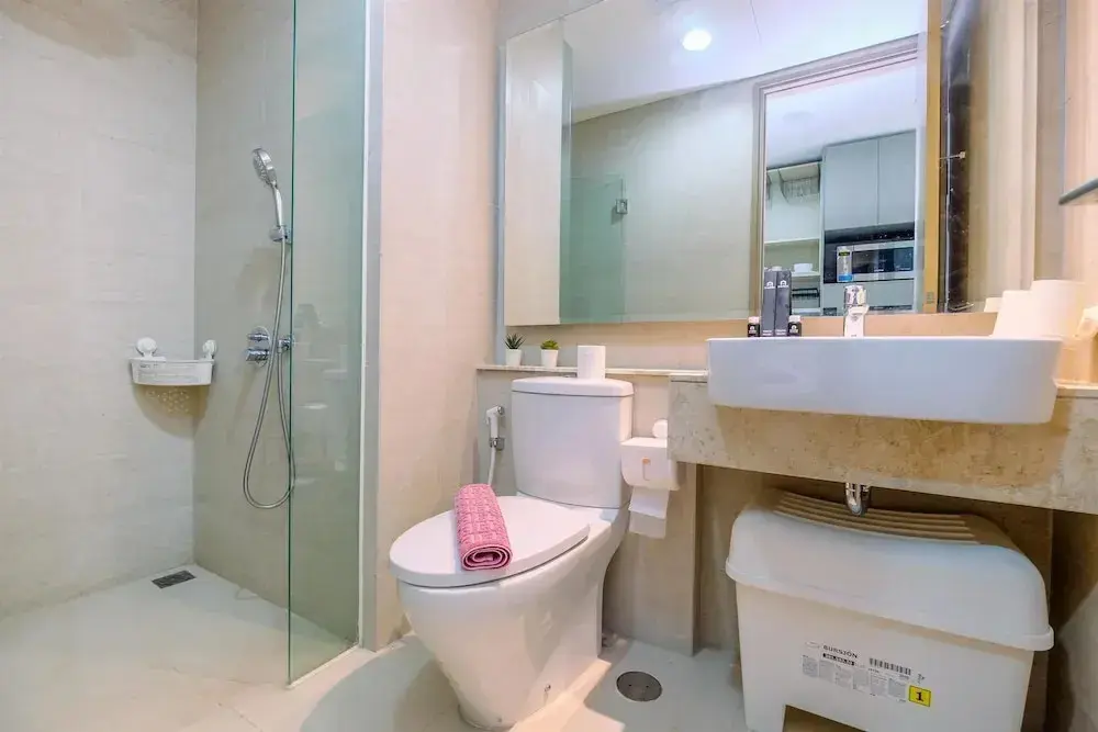 Джакарта: Elegant Studio with Pool and Sea View at Gold Coast Apartment