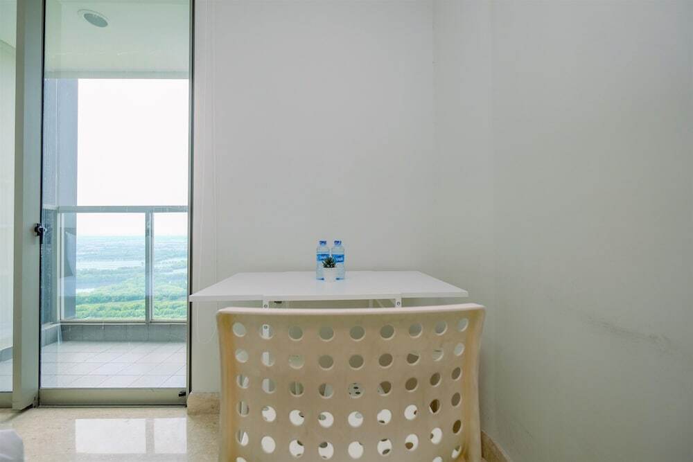 Джакарта: Elegant Studio with Pool and Sea View at Gold Coast Apartment