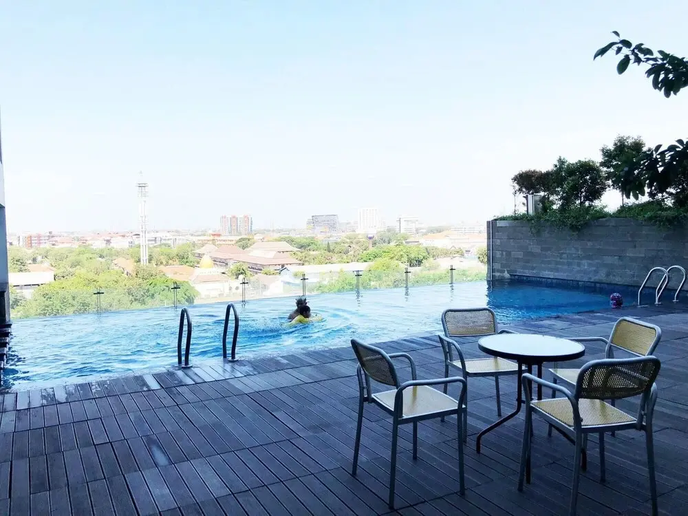 Сурабая: Dreamy Studio Apartment at Tamansari Papilio