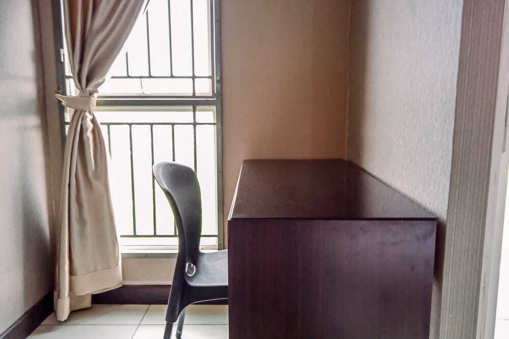 Тангеранг: Comfortable Studio Room near Airport at Skylounge Tamansari Apartment