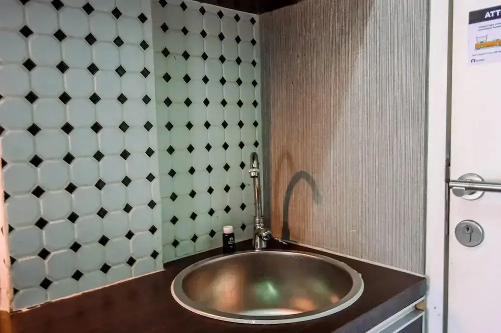 Тангеранг: Comfortable Studio Room near Airport at Skylounge Tamansari Apartment