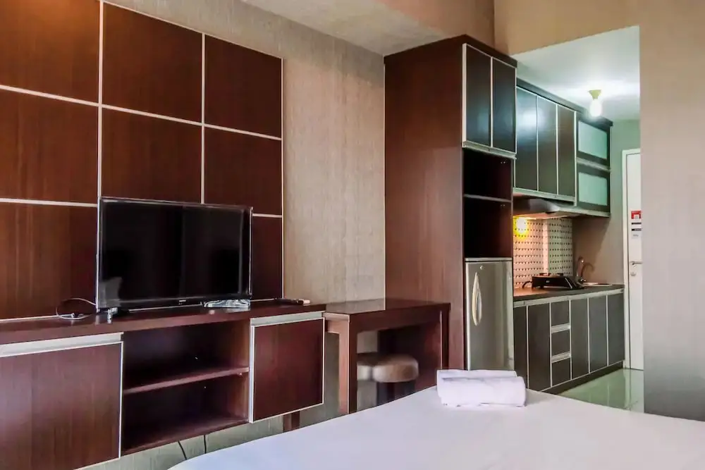 Тангеранг: Comfortable Studio Room near Airport at Skylounge Tamansari Apartment