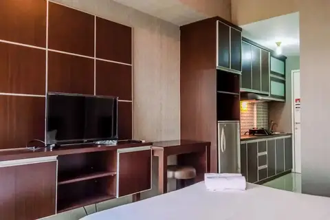 Comfortable Studio Room near Airport at Skylounge Tamansari Apartment — фото 1