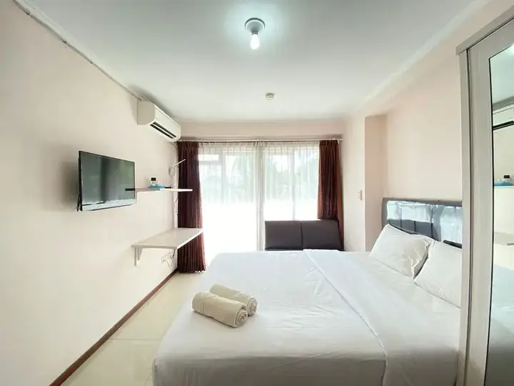 Бандунг: Simply Bright Studio Room at Gateway Pasteur Apartment