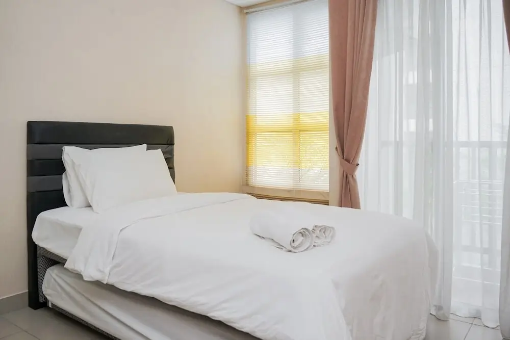 Legok: Cozy Living Studio At Saveria Apartment