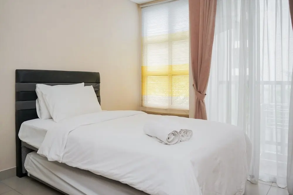 Legok: Cozy Living Studio At Saveria Apartment