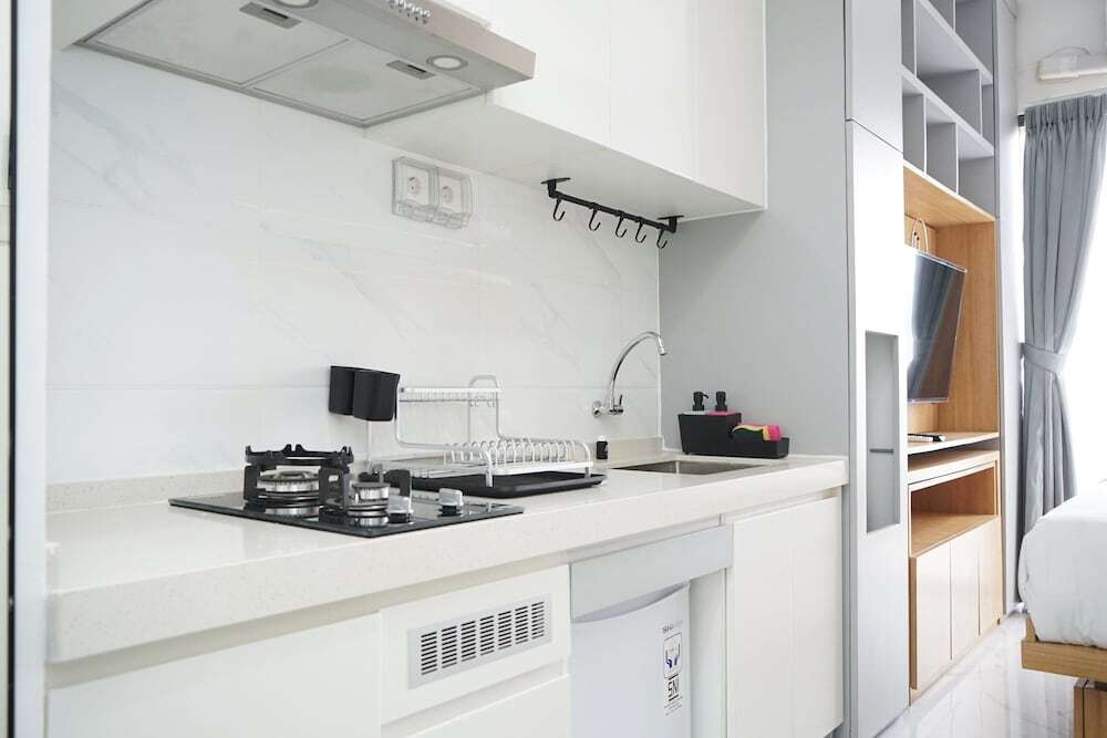 Legok: Minimalist And Cozy Studio At Sky House Bsd Apartment