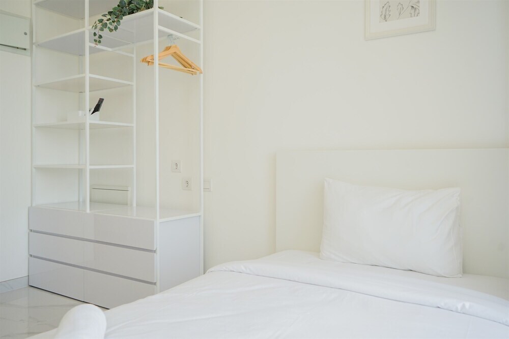 Legok: Nice And Minimalist Studio At Sky House Bsd Apartment