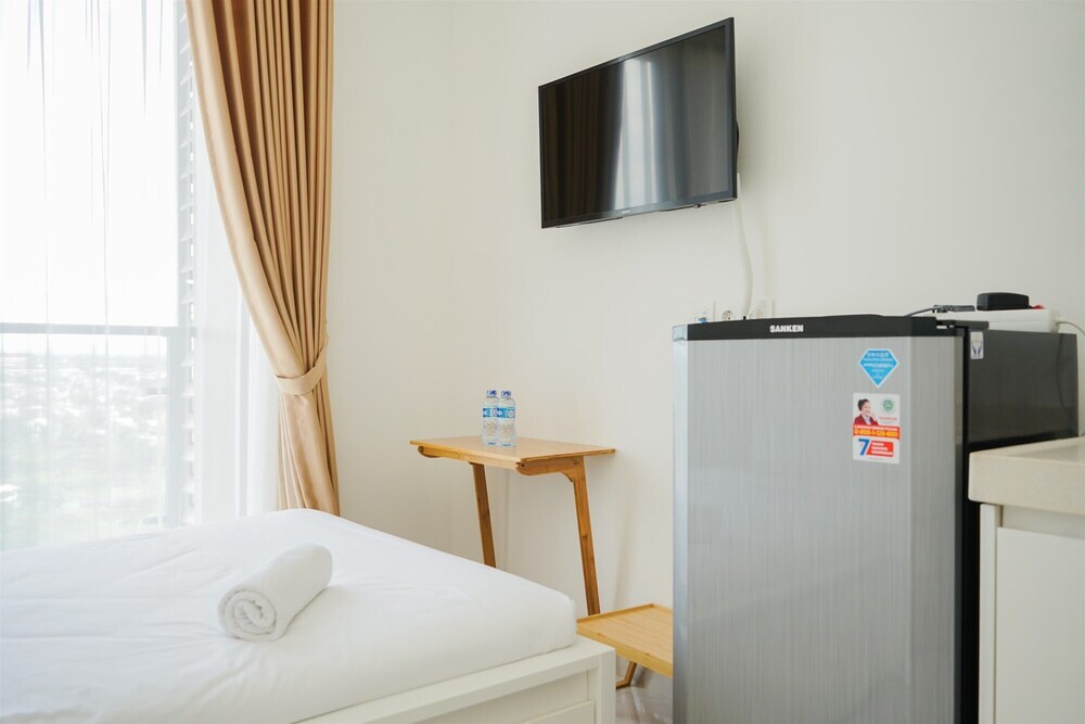 Legok: Nice And Minimalist Studio At Sky House Bsd Apartment