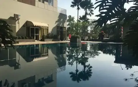 Affordable Studio Room Pool View Pinewood Jatinangor Apartment — фото 1