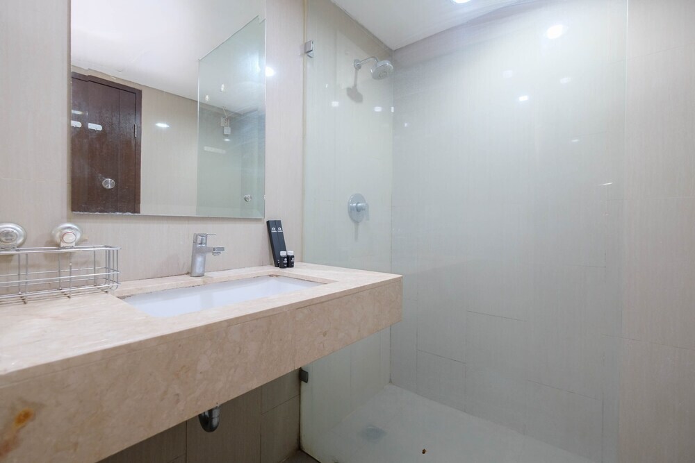 Джакарта: Strategic Location With New Furnished At Studio H Residence Apartment