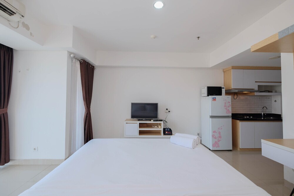 Джакарта: Strategic Location With New Furnished At Studio H Residence Apartment