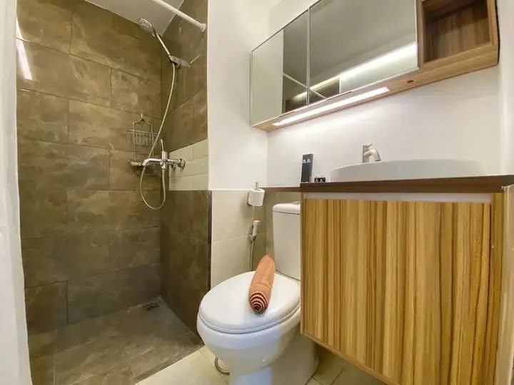 Бандунг: Artsy Private Studio Room At Grand Asia Afrika Bandung Apartment