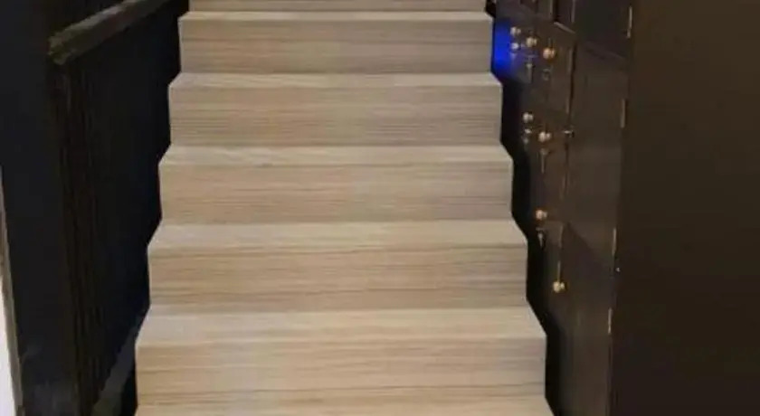 Таракан: Airport Hotel