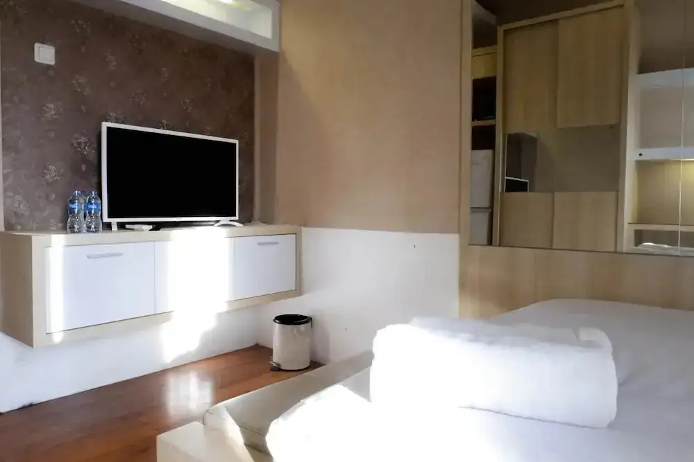 Сурабая: Calm And Relaxing Studio At Puri Mas Apartment