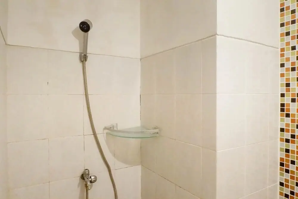 Сурабая: Calm And Relaxing Studio At Puri Mas Apartment
