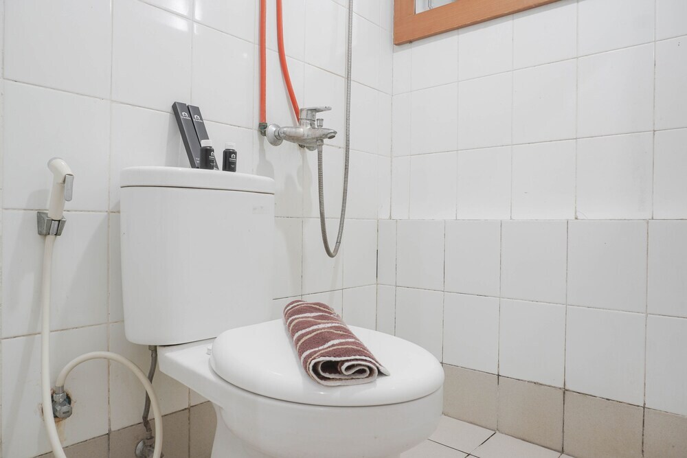 Джакарта: Great Location And Comfy 2Br At Bassura City Apartment