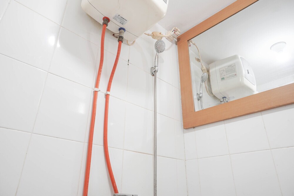 Джакарта: Great Location And Comfy 2Br At Bassura City Apartment