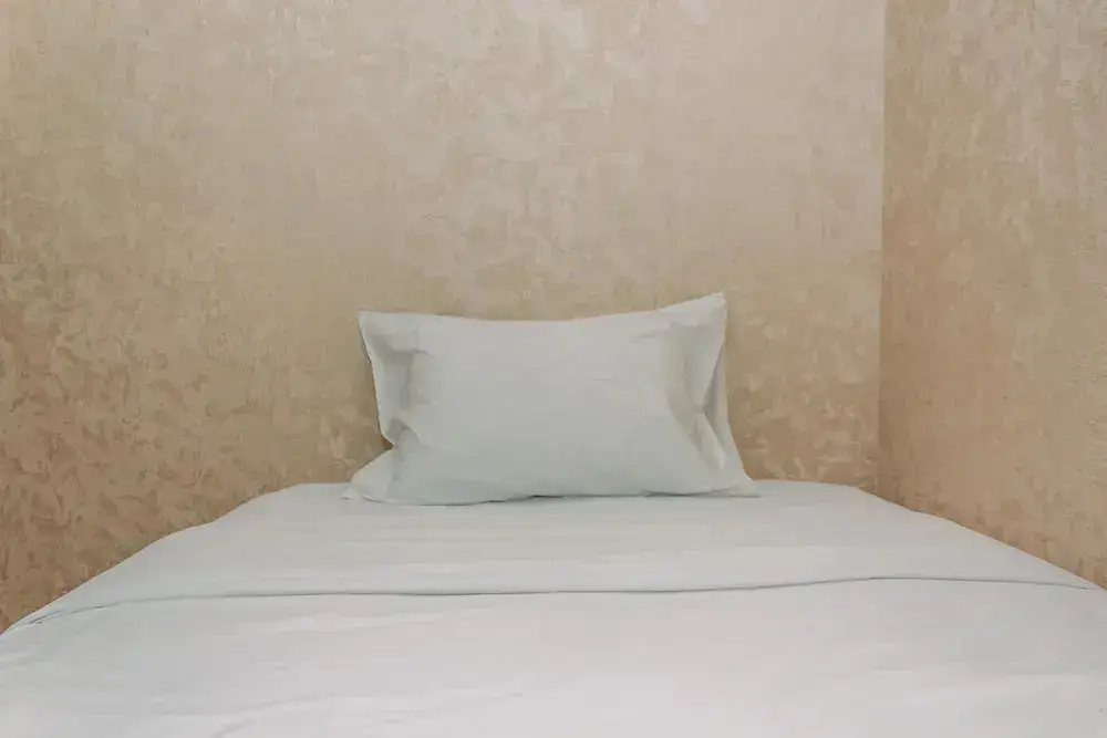 Legok: Minimalist And Warm 2Br At Sky House Bsd Apartment