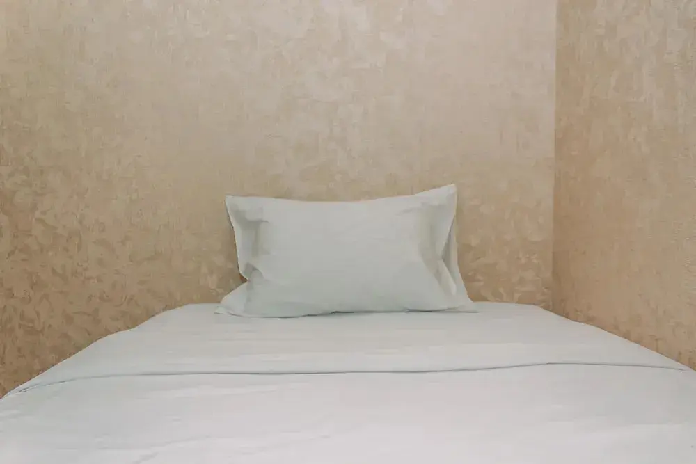Legok: Minimalist And Warm 2Br At Sky House Bsd Apartment