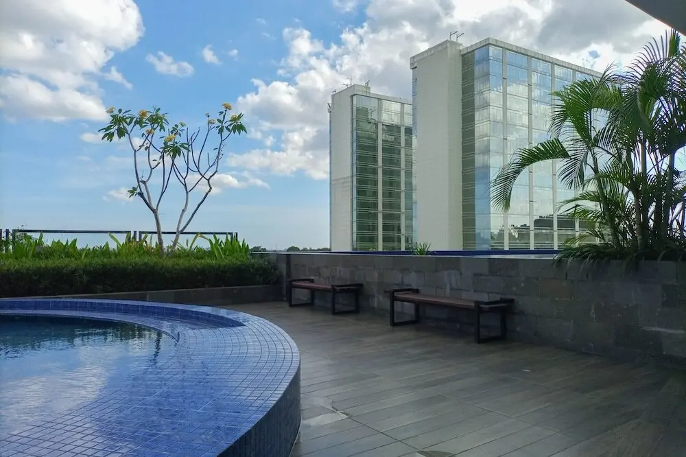 Сурабая: Comfy And Easy Access 2Br Apartment At Tanglin Supermall Mansion
