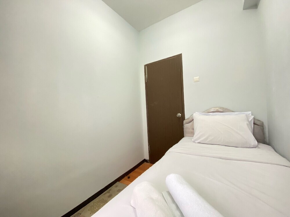 Бандунг: Comfy 2Br Apartment At Suites @Metro