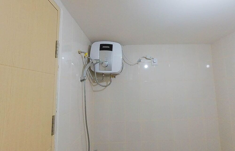 Джакарта: Comfort And Warm Studio Room At Amethyst Kemayoran Apartment